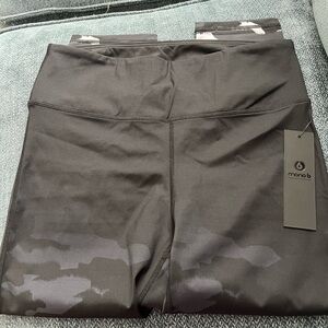 Mono B's camo tip ombré high-waisted soft & stretchy leggings. Size large NWT